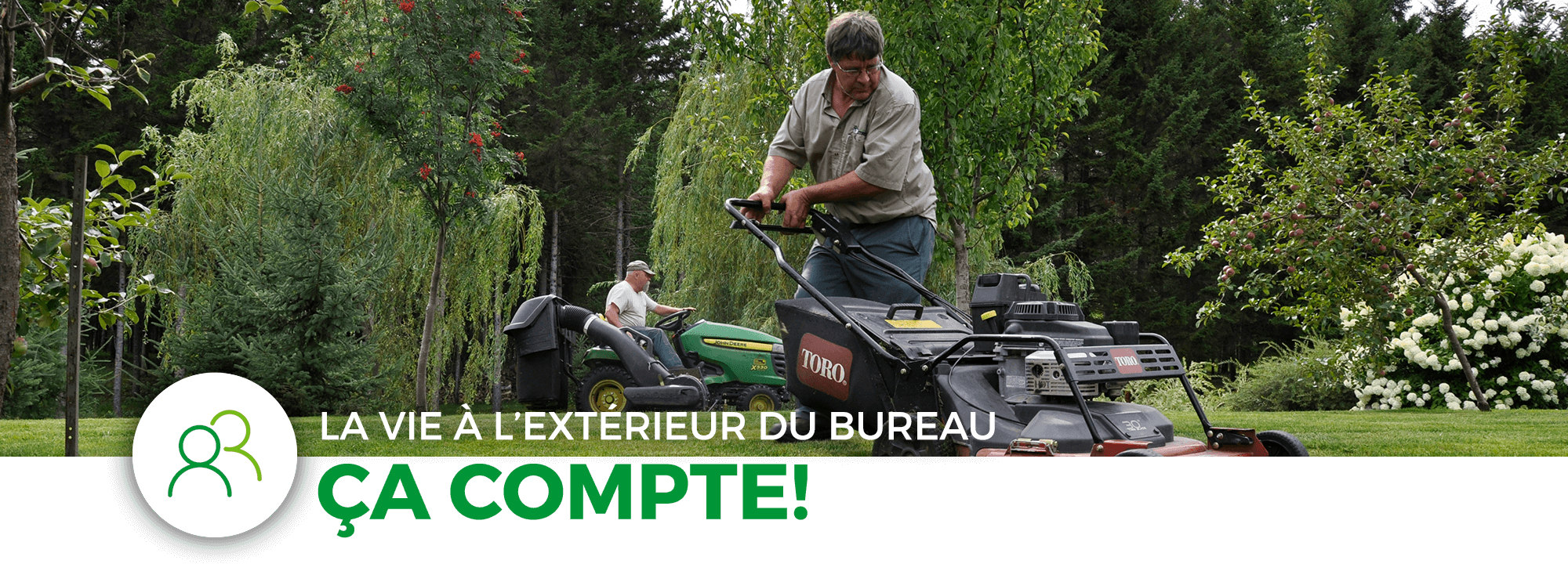 Hommes tondant pelouse, tracteur et tondeuse