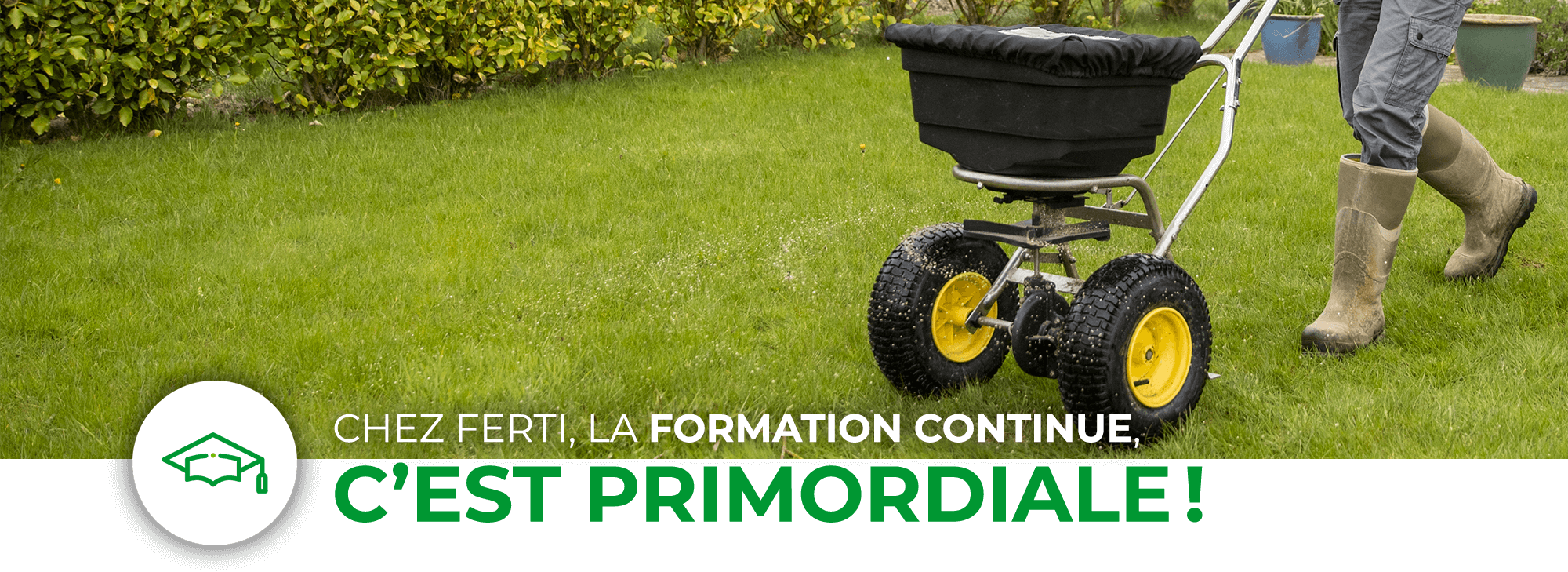 Icône formation continue et technicien pelouse appliquant engrais