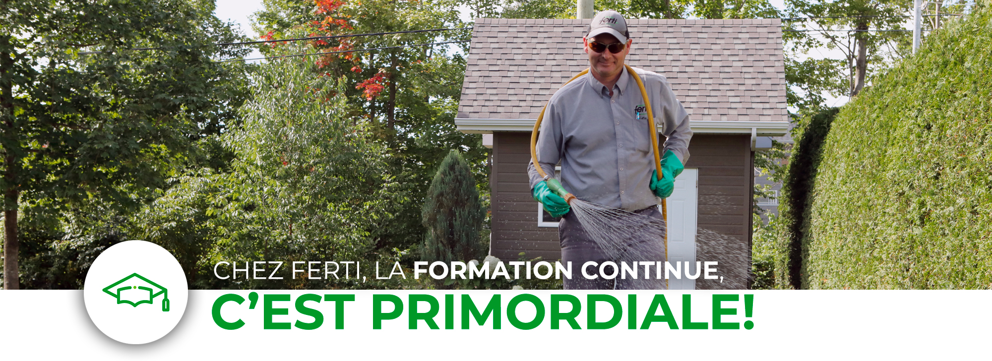 Icône formation continue et technicien pelouse appliquant engrais